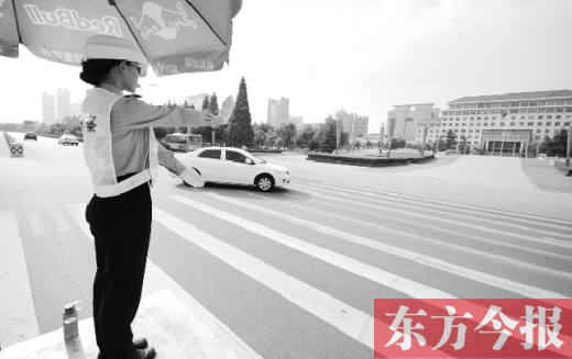 昨日，駐馬店市開源大道，女交警冒高溫指揮交通