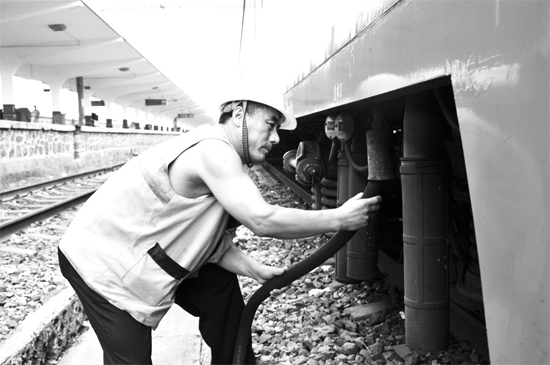 昨日，商丘火車站給水員在烈日下工作