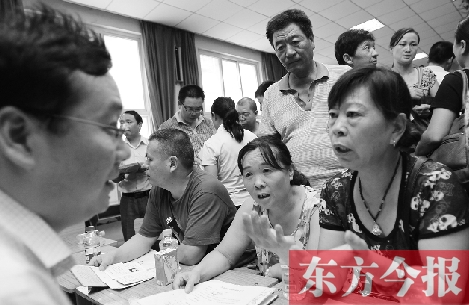 帶著孩子小升初的諸多疑問，眾多家長（右）向教育部門咨詢