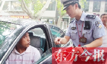 交警為車(chē)主講解“挪車(chē)請(qǐng)撥打114轉(zhuǎn)車(chē)主”的提示牌的使用方法