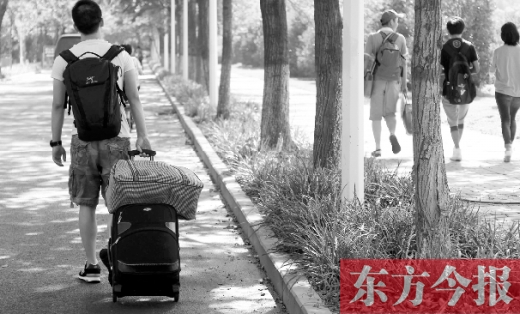 滿載著家人的希望，沿著學(xué)校的路標(biāo)，鄭州大學(xué)新生入學(xué)了，一位新生自己帶著行李來報到