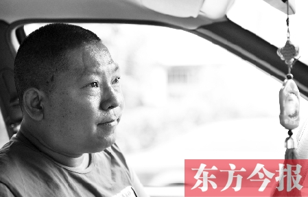 鄧太和帶父親去看病，兩天都沒打開過出租車后備廂