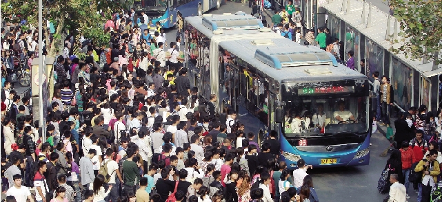 鄭州火車(chē)站，等候公交車(chē)的人們 東方今報(bào)記者 劉棟杰圖