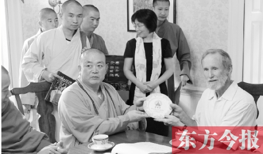 釋永信方丈向哈佛大學(xué)亞當(dāng)學(xué)院院長白馬贈(zèng)送禮品 少林寺供圖 釋永信方丈向哈佛大學(xué)亞當(dāng)學(xué)院院長白馬贈(zèng)送禮品 少林寺供圖