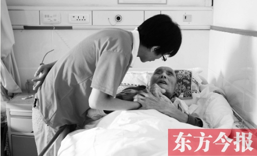 10月11日，鄭州愛馨養(yǎng)老集團。護(hù)工對老人無微不至地關(guān)懷照顧
