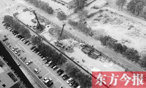 鄭州市隴?？焖俾方ㄔO(shè)已經(jīng)開工，昆侖路與華山路之間的道路已經(jīng)封閉