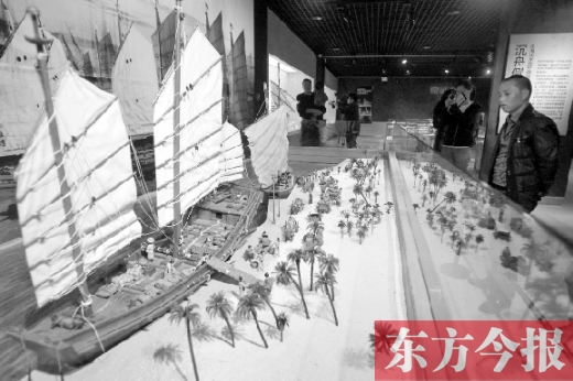 10月19日，大海的方向——西沙華光礁一號(hào)沉船寶藏展在省博物院舉行。圖為一位市民在觀看當(dāng)時(shí)（宋朝）工
