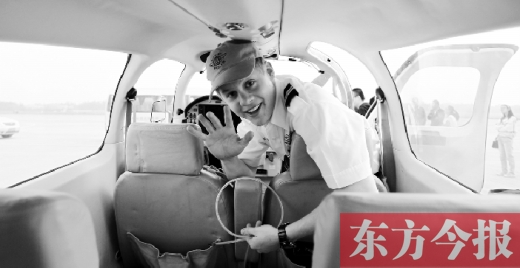 “歡呼”降落鄭州國(guó)際機(jī)場(chǎng)，杰克透過(guò)舷窗向人們打招呼