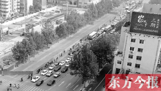 圍擋設(shè)置首日，人們騎車緩慢通行