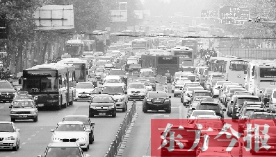 昨日下午4點(diǎn)，在花園路與黃河路口附近，車堵成了“一鍋粥”