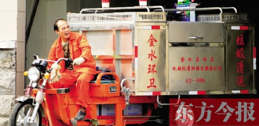 鄭州市金水區(qū)新添置的全封閉電動垃圾清運車，既實用又美觀