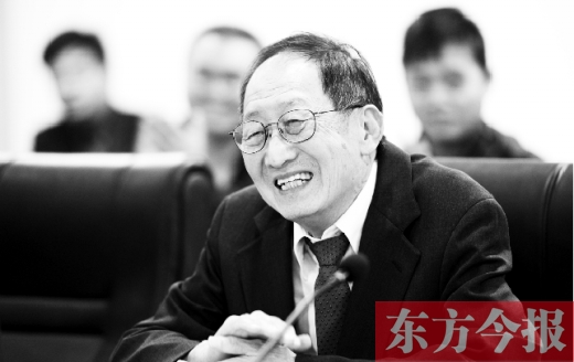 10月24日，美籍華人、諾貝爾物理學(xué)獎(jiǎng)獲得者崔琦先生來(lái)鄭訪問(wèn)