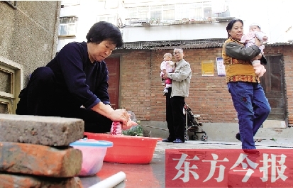 停水期間，一個(gè)水龍頭，12戶居民交替使用