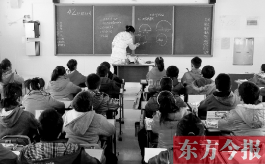 一位老師在給學(xué)生們上課。近日，教育部發(fā)布規(guī)定，再次強(qiáng)調(diào)“師德紅線”
