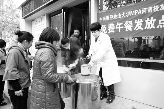 鄭州市經(jīng)一路和緯五路交叉口，免費(fèi)午餐吸引了很多人排隊(duì)