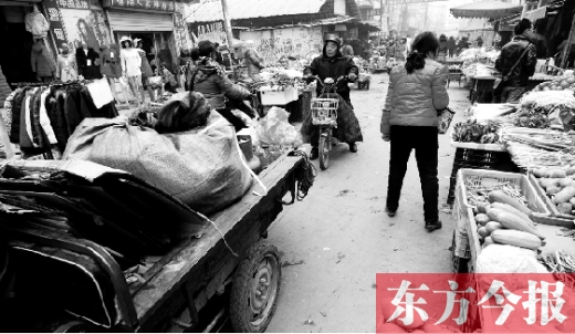 和所有的都市村莊一樣，老鴉陳也充滿著形形色色的人，窄窄的巷子因占道經(jīng)營變得更加狹窄