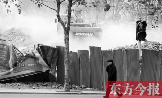 昨日，鄭州市未來路與緯四路交叉口一工地施工不除塵，加重了空氣污染