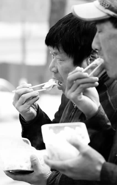 昨天，幾十名網(wǎng)友響應(yīng)王孝力的號(hào)召，送餃子給鄭州市南陽路立交橋下的務(wù)工人員