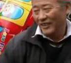 采訪我先買(mǎi)個(gè)氣球吧！大爺霸氣回答