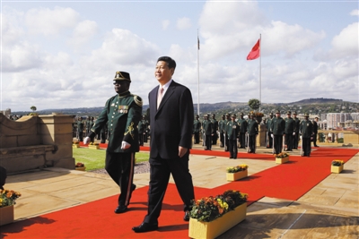 3月26日，南非總統(tǒng)祖馬在比勒陀利亞聯(lián)邦大廈前廣場(chǎng)舉行儀式，歡迎中國(guó)國(guó)家主席習(xí)近平訪問(wèn)南非。這是習(xí)近平檢閱儀仗隊(duì)。新華社記者 蘭紅光 攝