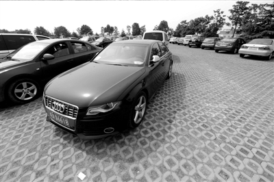 3月30日，掛有AZG(安徽政府公務(wù)的拼音縮寫）通行證的車輛停放在合肥市小蜀山公墓停車場內(nèi)。