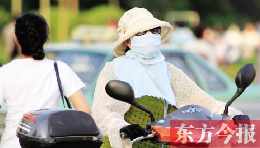 　昨日，鄭州街頭，一些女士全副“捂”裝，只為防暑防曬