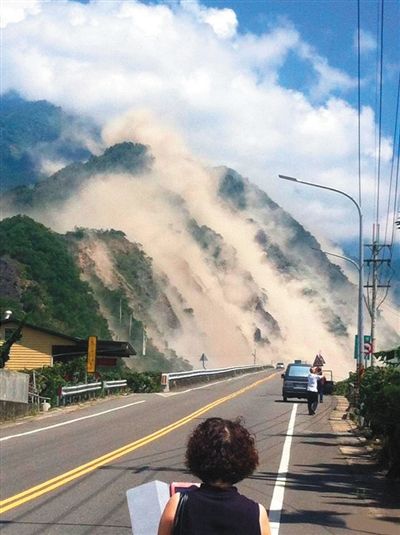 地震造成大面積山崩。網(wǎng)絡(luò)截圖