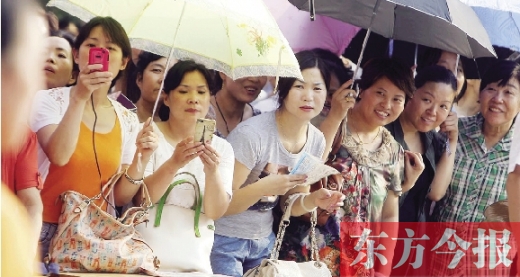 7月6日，鄭州市文化路省實(shí)驗(yàn)中學(xué)小升初測(cè)評(píng)點(diǎn)，家長(zhǎng)們聚集在一起，焦急地等待自己的孩子走出考場(chǎng) 劉棟杰