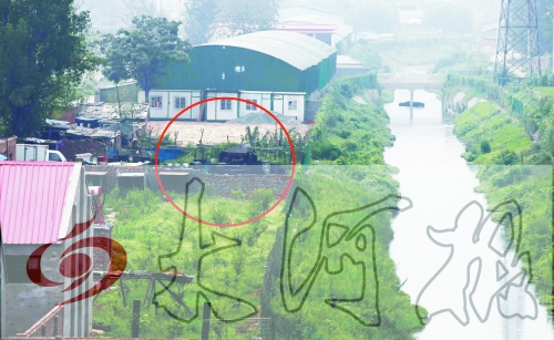 　彩虹橋西南側(cè)有一個(gè)大型地溝油加工窩點(diǎn)，廢水流入旁邊的排水渠。