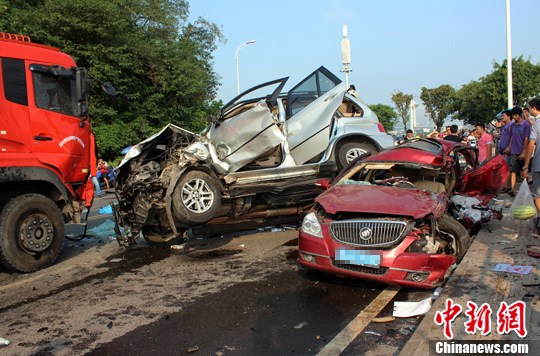 　　8月27日，四川宜賓城區(qū)濱江環(huán)線公路發(fā)生一起3車連環(huán)相撞的交通事故，已致4死2重傷。目前，2名重