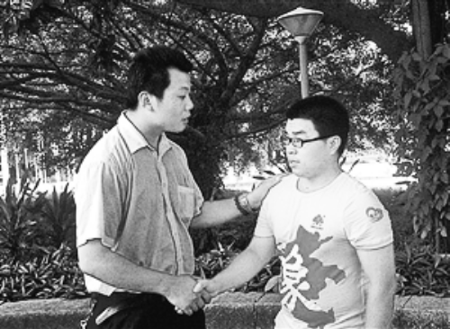 　王強（左）幫助的林富軍，今年考上了深圳大學。