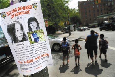 2013年7月23日，貼在紐約街頭的征詢線索傳單，這天是“希望寶寶”被發(fā)現(xiàn)遇害的日子，每年這天警方都