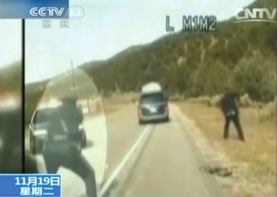 費(fèi)雷爾駕車逃走，警察連開數(shù)槍。央視截圖