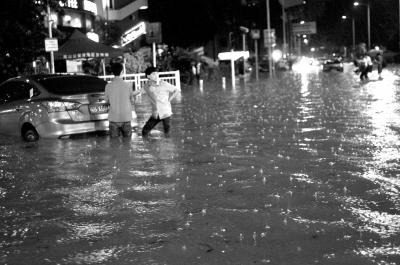 3月30日晚，深圳市區(qū)不少地段因暴雨積水，導致一些車輛在水中熄火。