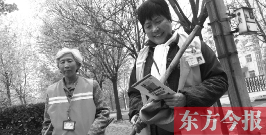 徐大媽?zhuān)ㄓ遥┠弥灾频挠⒄Z(yǔ)卡片認(rèn)真學(xué)習(xí) 徐大媽?zhuān)ㄓ遥┠弥灾频挠⒄Z(yǔ)卡片認(rèn)真學(xué)習(xí)