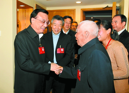11月5日下午，中共中央政治局常委、國務(wù)院副總理李克強親切看望了參加中國共產(chǎn)黨第十八次全國代表大會的