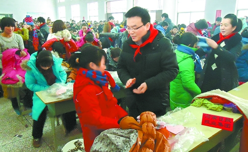 1月20日，省直團(tuán)工委組織19個(gè)省直廳局的38名青年干部，來(lái)到三門(mén)峽市澠池縣果園鄉(xiāng)，開(kāi)展“大手拉小手