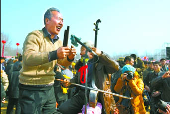 2月22日，寶豐馬街書(shū)會(huì)上，說(shuō)書(shū)藝人正在表演。記者 史長(zhǎng)來(lái) 攝