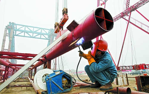 2月25日，在跨越南水北調(diào)總干渠的鄭州新鄭南段十里鋪公路橋施工現(xiàn)場(chǎng)，建設(shè)者在緊張地施工。