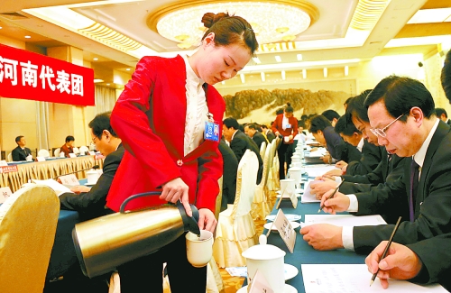 辛勤忙碌的一天 記者 李建峰 攝 辛勤忙碌的一天 記者 李建峰 攝