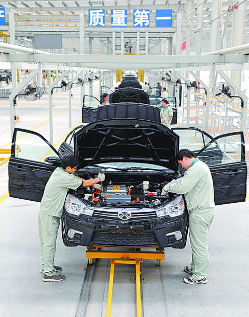 　　4月16日，新鄉(xiāng)市新能電動(dòng)汽車有限公司的工作人員在電動(dòng)汽車生產(chǎn)流水線上作業(yè)。目前，新鄉(xiāng)現(xiàn)有規(guī)模以