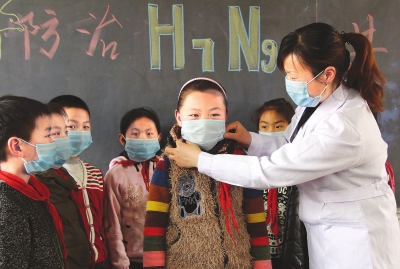 　　4月18日，內(nèi)黃縣第三實驗小學(xué)的老師在為學(xué)生講解如何預(yù)防甲型H7N9流感。當(dāng)日，內(nèi)黃縣第三實驗小