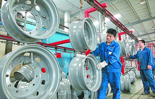 4月25日，許昌恒豐實(shí)業(yè)有限公司的員工正在生產(chǎn)重卡車輪。喬利峰 攝
