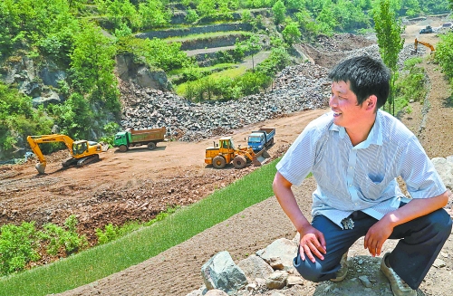 　　5月5日，魯山縣趙村鄉(xiāng)關(guān)岈村青年時軍偉看著正在建設(shè)的兩座小型水庫開心地笑了。他1994年開始外出