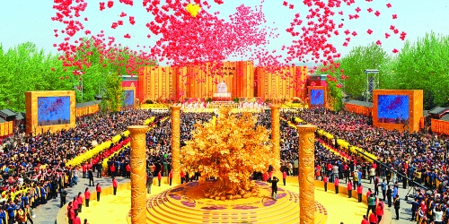 癸巳年黃帝故里拜祖大典于4月12日上午在新鄭舉行，來(lái)自海內(nèi)外的炎黃子孫，共同祭拜中華民族的人文始祖軒