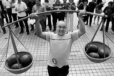 節(jié)會現(xiàn)場，一位瓜農(nóng)正在表演西瓜舉重。