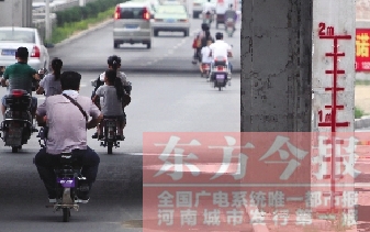 昨日，鄭州市航海路與京廣鐵路立交橋下，用紅線標(biāo)注的“水位警戒線”