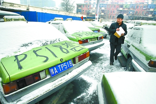 　12月21日，工作人員正在登記套牌出租車、假出租車