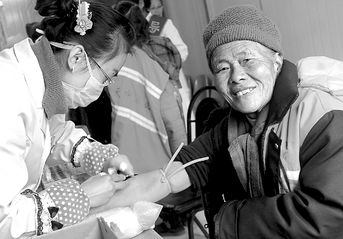 1月14日，汝南縣為全縣460多名環(huán)衛(wèi)工人免費進行心電圖、胸透等13項健康檢查，并建立了個人健康檔案