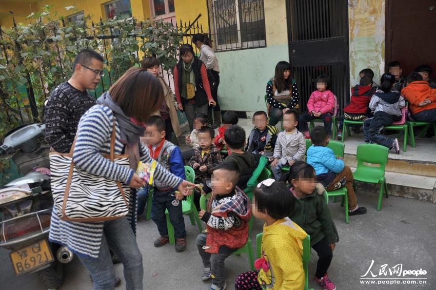 河南駐馬店市高新區(qū)一休幼兒園大門外聚集了數(shù)十位孩子家長,他們是來送孩子上學(xué)的,可是幼兒園大門卻被兩輛面包車里外堵死。周一一大早就遇到這事,不少家長特意給單位請假替孩子討要說法。